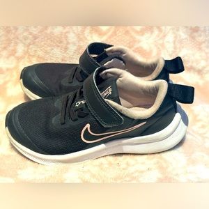 🖤🩷🖤 Girls Nike sneakers size 11